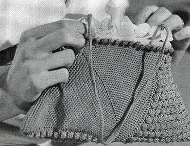 Popcorn Triangle Purse Pattern #2170